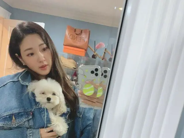 女優キム・サラン、愛犬を抱いた女神のセルフィー…何してもグラビアになる日常