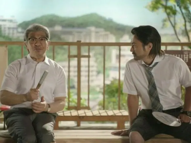 松本人志＆山田孝之の新CMが完成！足湯でのんびりする二人のやりとりに注目