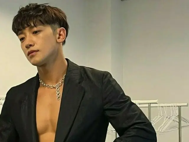 歌手RAIN（ピ）、ジャケットから覗く腹筋…色気とお茶目なセルフィー公開