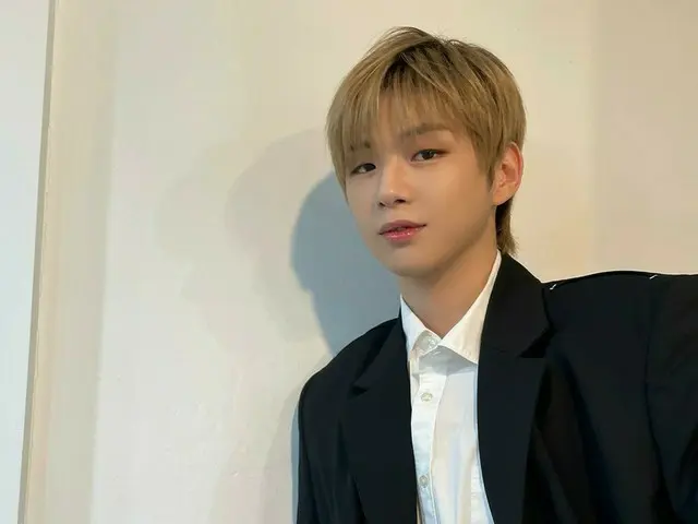 歌手カンダニエル（KANGDANIEL）、シャツにジャケットで秋の男に