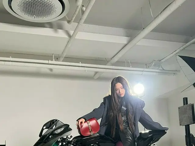 「IVE」アン・ユジン、バイクに乗ってロックシックなムードまで…多彩な魅力
