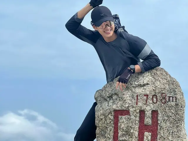 俳優キム・スヒョン、山登りにハマった近況を公開…雪岳山の大青峰の頂上でピース