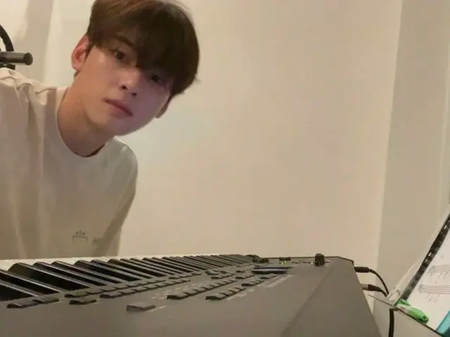 チャウヌ（ASTRO）、ファンミのためにピアノを練習…“D-day 2”（動画あり）