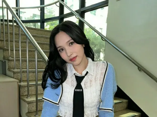 「TWICE」ミナ、透明感あふれる魅力発散…有名な階段での認証ショット
