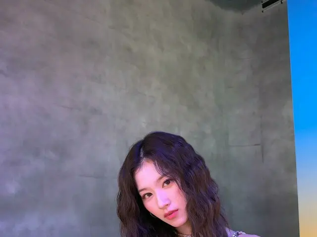 「TWICE」サナ、ヒッピーパーマで美貌UP↑
