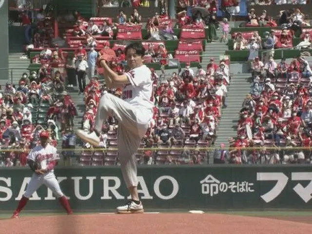 有吉弘行、始球式ではナックル封印！130キロ⁉のストレートを堂々披露