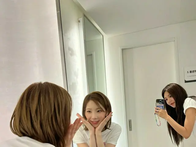 「少女時代」テヨン、スヨンが撮ってくれた写真を公開…“ペコペコ”