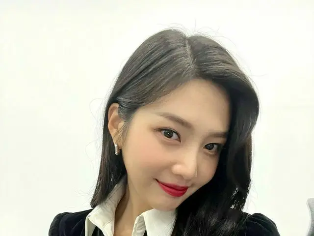 「Red Velvet」ジョイ、シックなファッションにかわいい笑顔…「田舎街ダイアリーズ」の制作発表会のビハインド公開