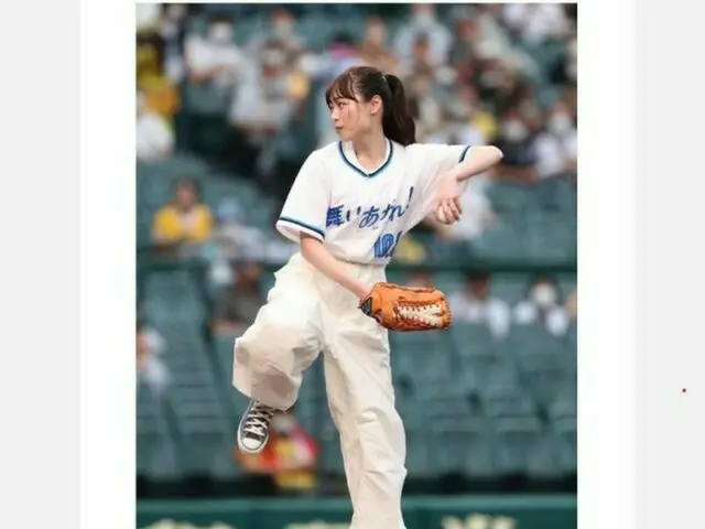 今秋朝ドラ『舞いあがれ！』福原遥、真剣な表情でファーストピッチ