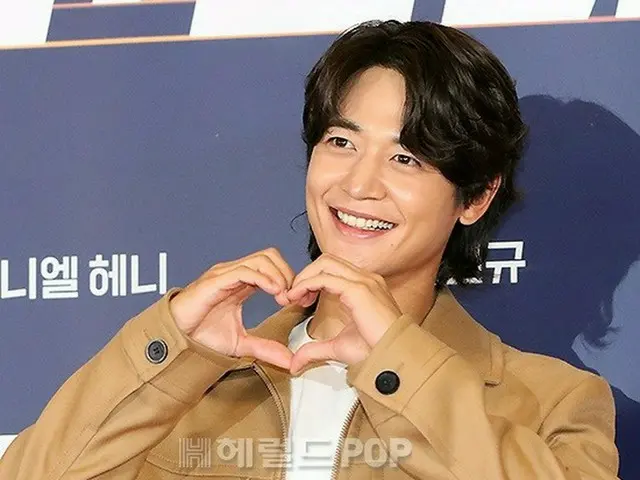 「SHINee」ミンホ、映画「共助2：インターナショナル」VIP試写会に参加…手ハートポーズであいさつ