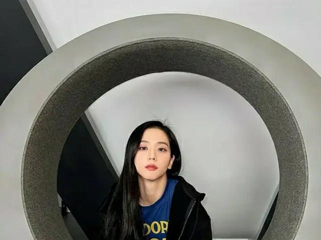 「BLACKPINK」ジス、ジーパンにトレーナーでも輝く美貌…存在自体が名品