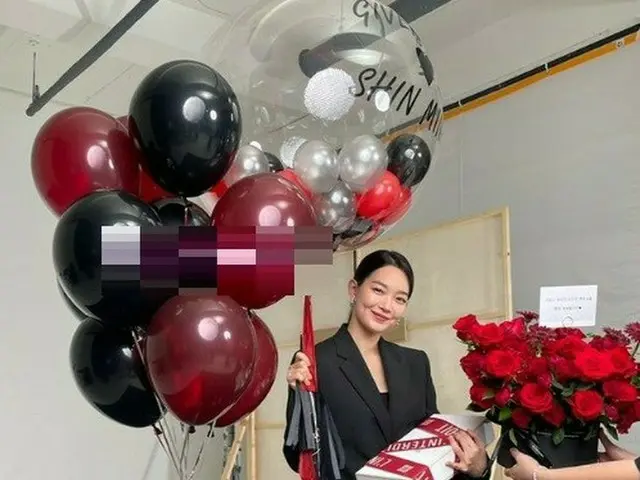 女優シン・ミナ、超ミニボトムで誇る脚線美