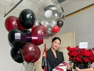 女優シン・ミナ、超ミニボトムで誇る脚線美