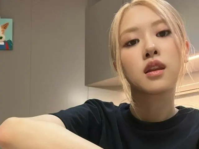 「BLACKPINK」ロゼ、下から撮影しても美しい…魅力的なスレンダー