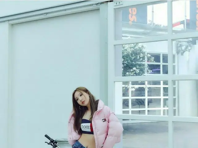 「TWICE」ナヨン、チューブトップでケミホリ（アリの腰）認証…隠れグラマー