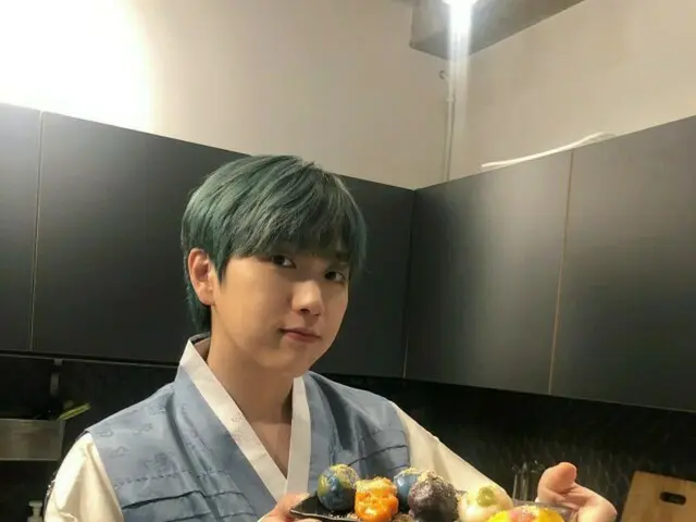「B1A4」サンドゥル、“愛情たっぷり”手作りソンピョンであいさつ…“韓服シェフに変身”