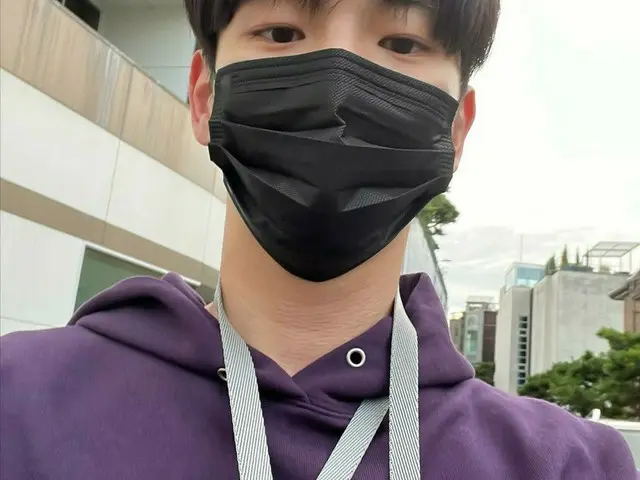 「SHINee」KEY（キー）、秋夕連休最後の日に愛犬たちと散歩する日常