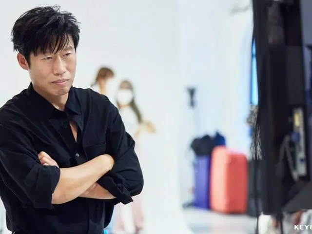 俳優ユ・ヘジン、真の大人セクシー…真剣な眼差しにドキドキ