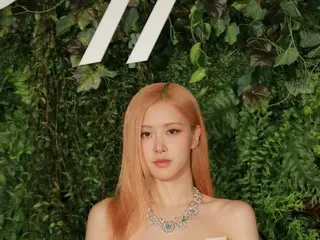 BLACKPINK・ロゼ、63・43カラットのダイヤモンド身に着け　ミニ丈ドレスで美脚も