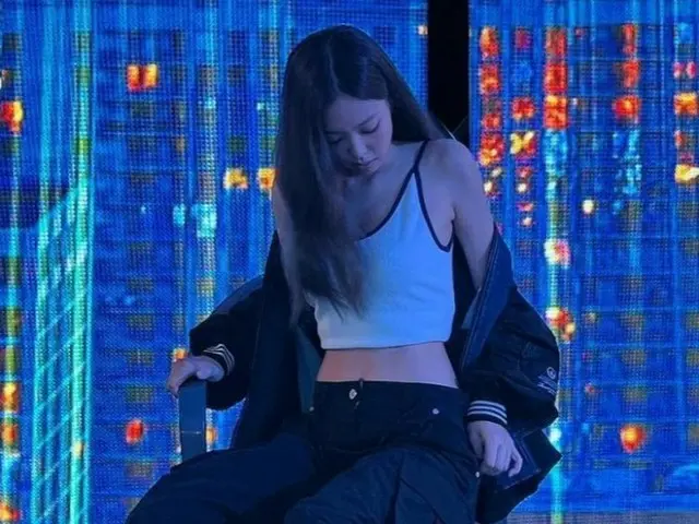 「BLACKPINK」ジェニー、くびれウエストにHIPなファッション…致命的な魅力発散
