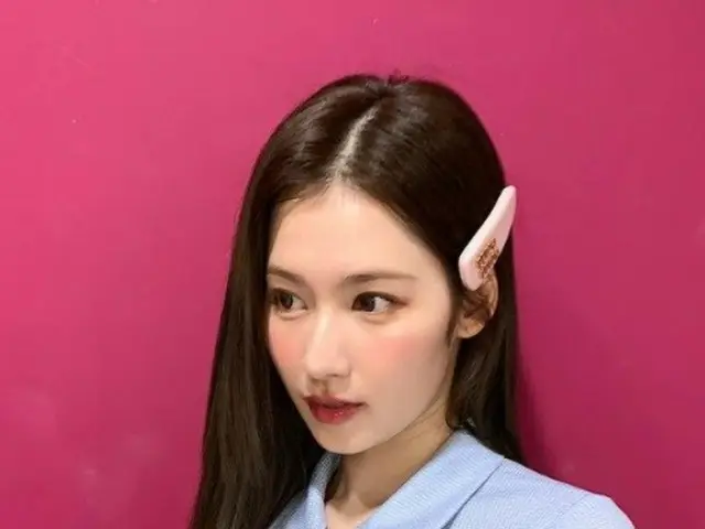 「TWICE」サナ、へそ出しルックで完璧なSライン