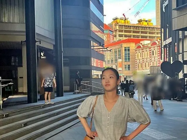 女優キム・ゴウン、道路もランウェイにするスリムなスタイル