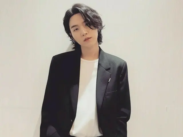 「BTS（防弾少年団）」SUGA、シンプルなブラック&ホワイトルックでシックだったりかわいかったり