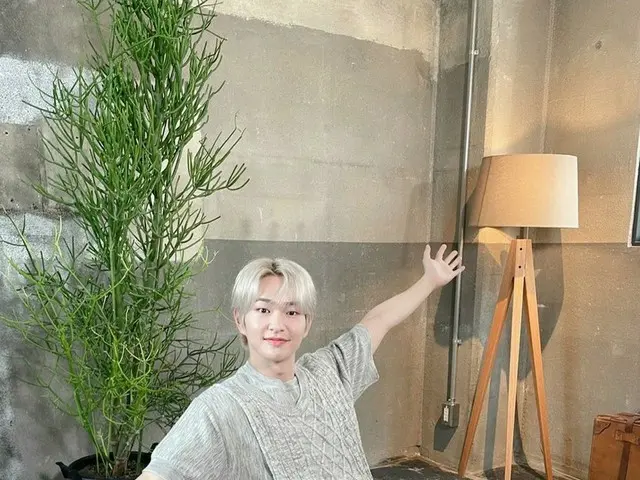 「SHINee」オンユ、「HELLOオニュ」のビハインドカットを公開…さわやかな笑顔