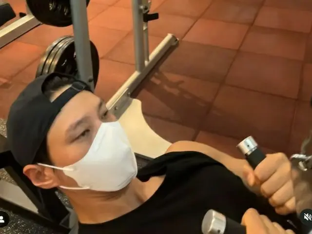 俳優チュウォン、トレーニングする姿を公開…腕の筋肉がハルク級（動画あり）