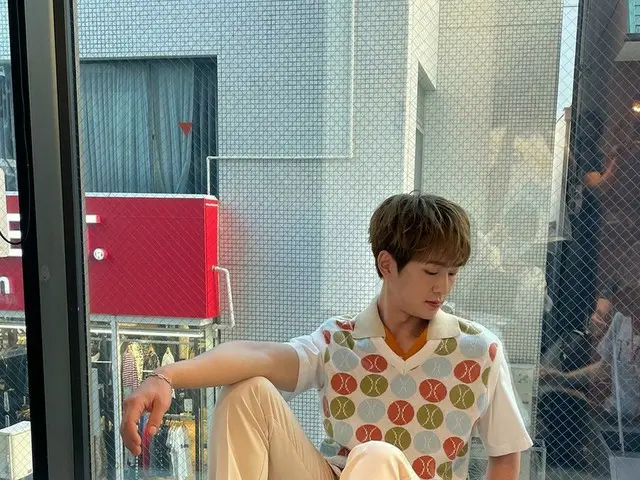 「SHINee」オンユ、「ELLE Japan」とのインタビュー時のビハインドショットを公開!!