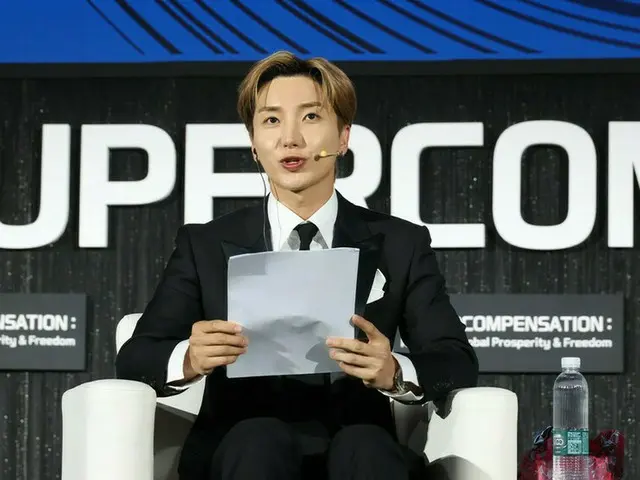 「SUPER JUNIOR」イトゥク、「世界知識フォーラム」でK-POP代表としてサウジの王女と対談…“さらに活発な文化交流に期待”
