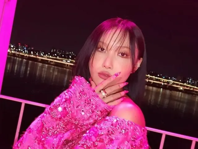 「MAMAMOO」ファサ、全身ホットピンクコーデ…華やかさで視線強奪