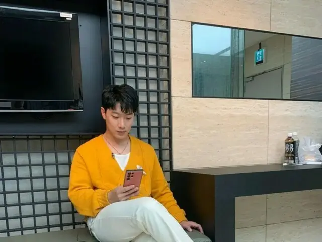 「FTISLAND」チェ・ミンファン、余裕あふれる三児のパパ…長い脚にびっくり