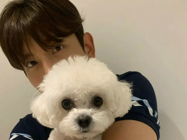 「東方神起」チャンミン、愛犬ポッチと一緒に近況公開…満島真之介が“双子みたい”と韓国語でコメント