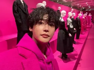 俳優イ・ジョンソク、ホットピンクにも負けない最強ビジュアル！