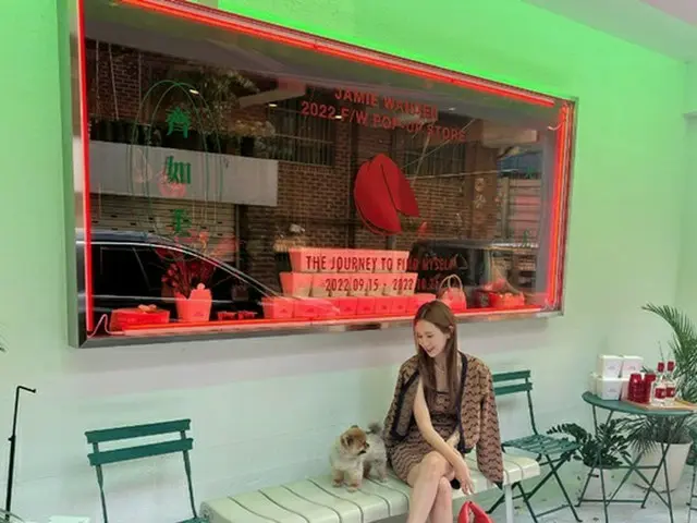 女優イ・ダヘ、超ミニワンピースで'色っぽくポーズ'…隣にはかわいい愛犬も