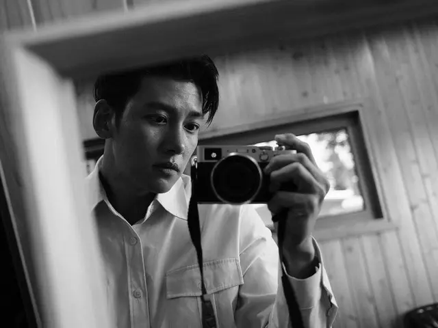 俳優チ・チャンウク、モノクロ写真でエモい雰囲気