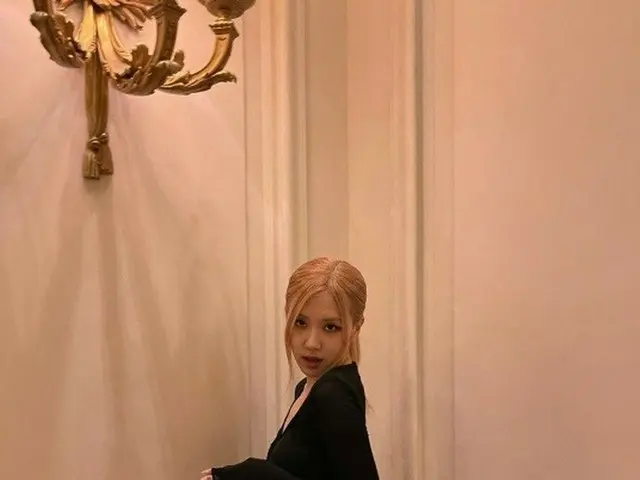 「BLACKPINK」ロゼ、完璧なSライン…後ろ姿は芸術