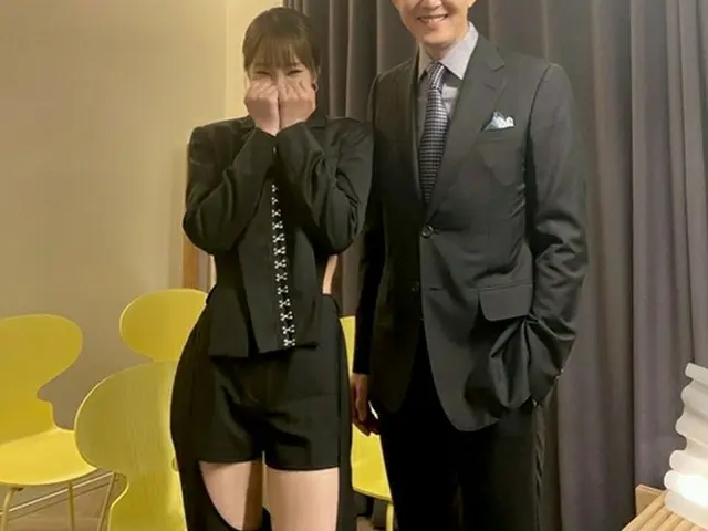 歌手Heize、イ・ジョンジェを隣にして少女ファンのよう…照れくさそうな笑顔