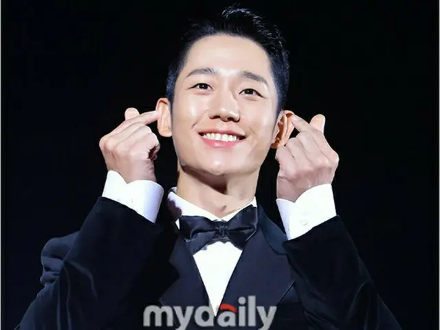 【フォト】俳優チョン・ヘイン、「第8回2022 APAN STAR AWARDS」レッドカーペットに登場…ダブルハートを受け取って～