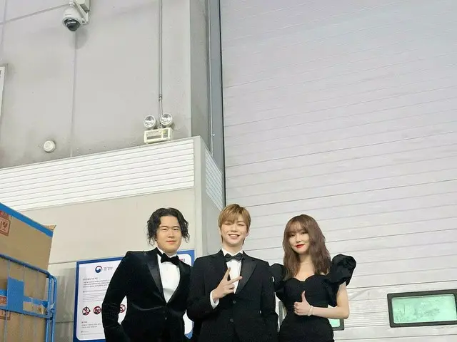 カンダニエル（KANGDANIEL）、授賞式認証ショット…Chancellor＆ユジュ（GFRIEND）と一緒に