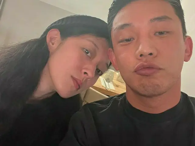 俳優ユ・アイン、女性モデルと顔をくっつけて仲良し2ショット