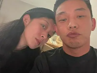 俳優ユ・アイン、女性モデルと顔をくっつけて仲良し2ショット