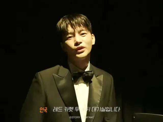 ソ・イングク、舞台裏で緊張する姿もキュート…トロント国際映画祭ビハインド公開（動画あり）