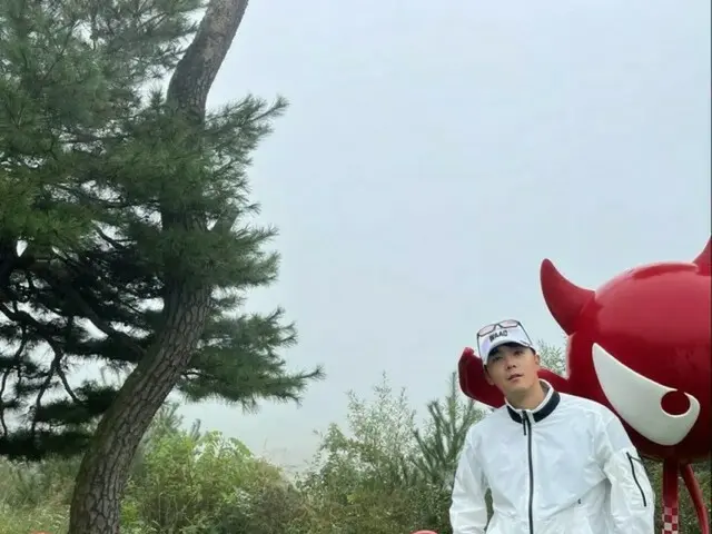 FTISLANDイ・ホンギ、ゴルフウェアもファッショナブルに…”素敵な人々とラウンディング”（動画あり）