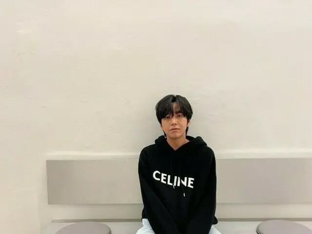 チャン・グンソク、大学生のようなビジュアルであいさつ…フードTシャツとスニーカーでさりげないおしゃれ