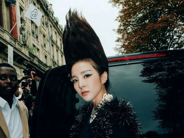 パク・サンダラ（DARA）、強烈なビジュアルでパリを圧倒