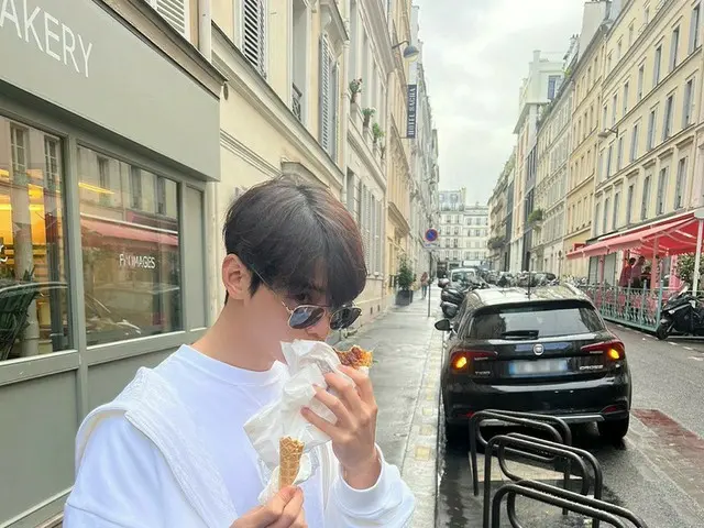 チャウヌ（ASTRO）、パリでの思い出を共有…パリの街角でパンを食べる“Parisien2”