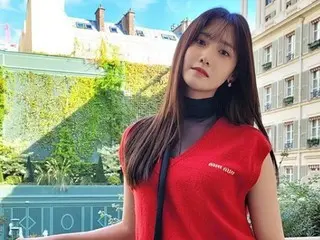 「少女時代」ユナ、超ミニスカートコーデ披露…美しい脚線美