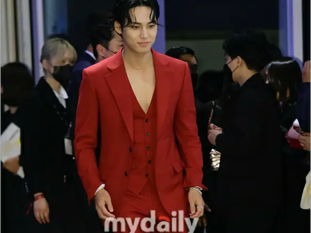 【フォト】「SEVENTEEN」ミンギュ、カルティエのパーティーに参加…“強烈でセクシーなレッドスーツ”